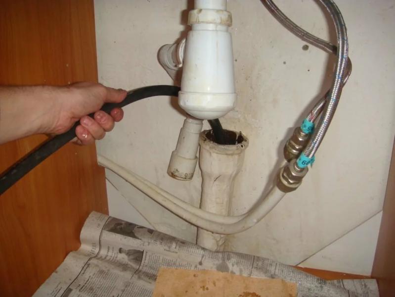Владимир П:  Устранение засора канализации в туалете, на кухне, в ванной