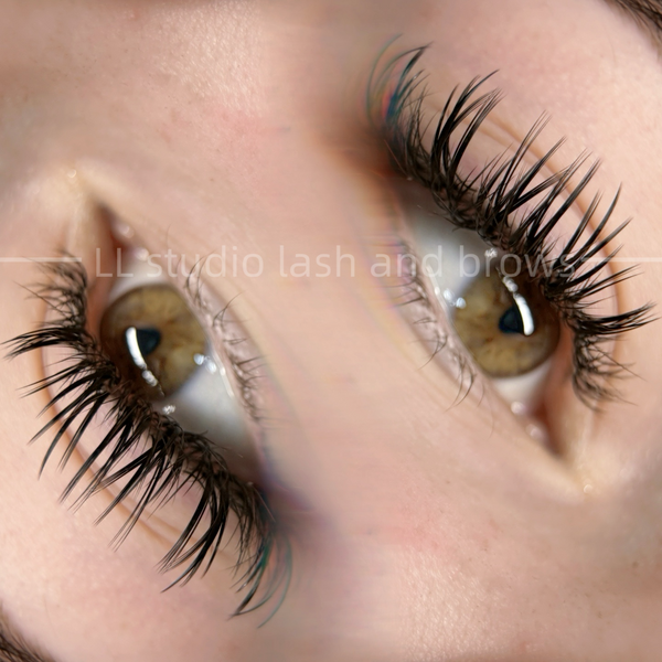 Наращивание ресниц и оформление бровей