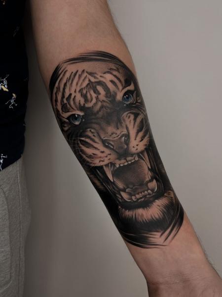 Грин Рум:  Татуировки в студии