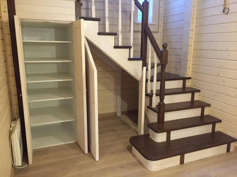 Иван:  Лестницы в дом на металлокаркасе с деревянными ступенями. 