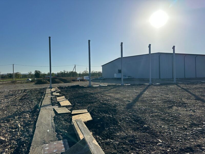 Установка столбов ангара