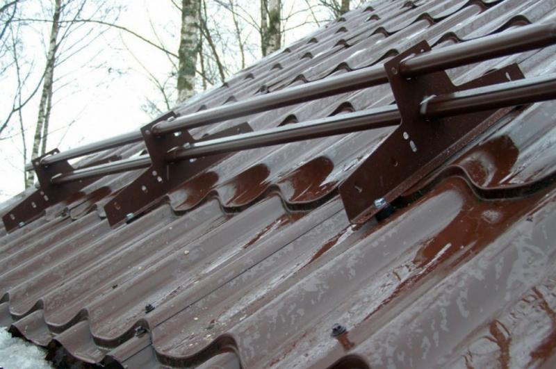 Установка снегозадержателей на крышу