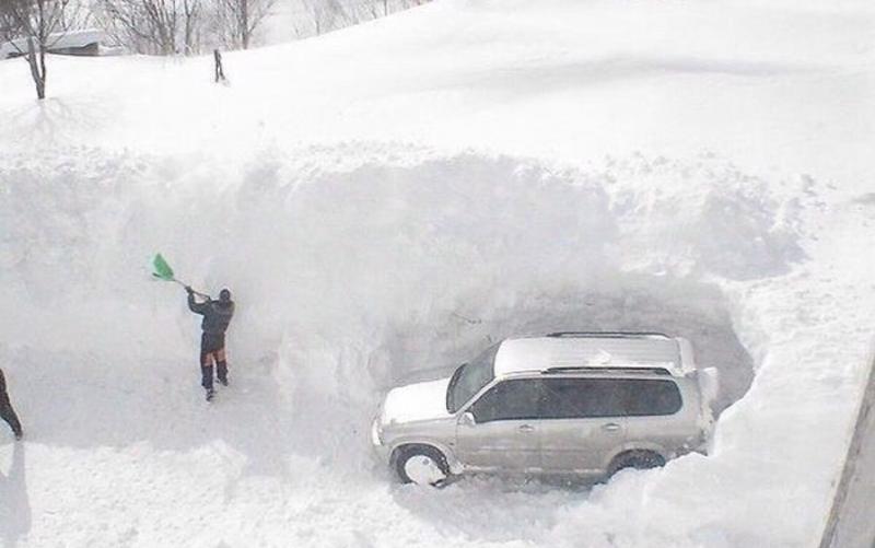 Сергей:  Откопаю от снега вашу машину.