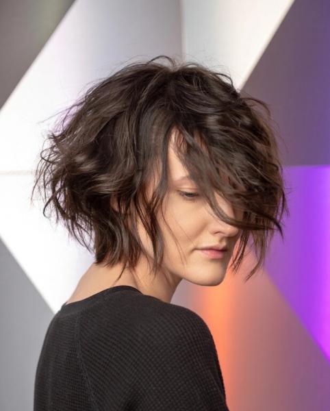 Олеся Вальтер:  Женская стрижка на волосы средней длины. 