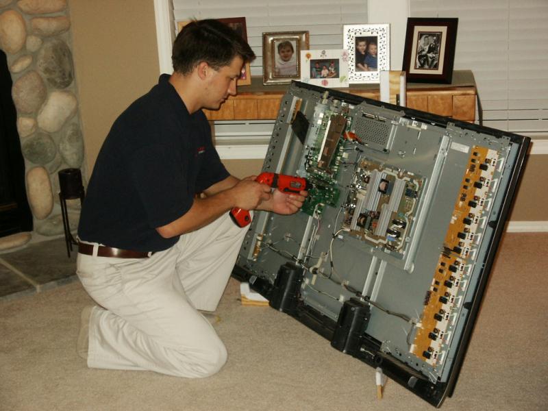 Андрей:  Выполняем ремонт телевизоров всех производителей