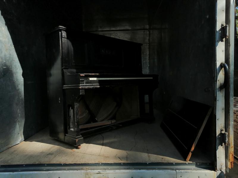 Антон:  Вывезем старую мебель, пианино. Утилизация. 
