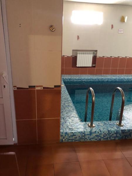 Лабиринт:  Сауна с бассейном, русская баня.