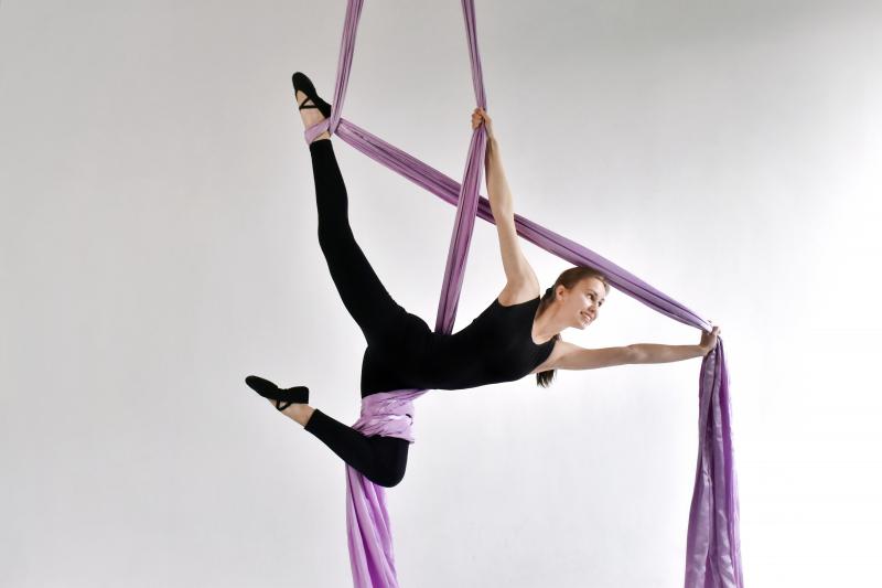 Ангелина:  Тренировки по воздушной акробатике и растяжке