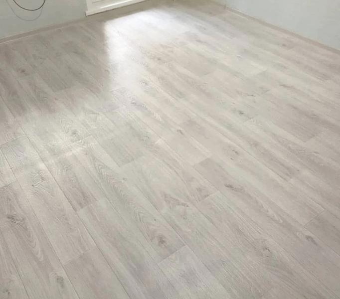 Укладка ламината,линолеума Поклейка обоев Покраска потолков