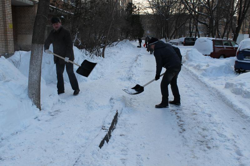 Максим:  Люди на ручную уборку снега. 