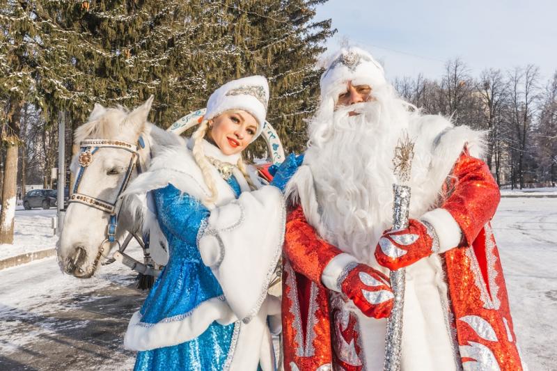 Шоу-балет "X-WOMAN":  Дед Мороз и Снегурочка на санях. Веселые катания
