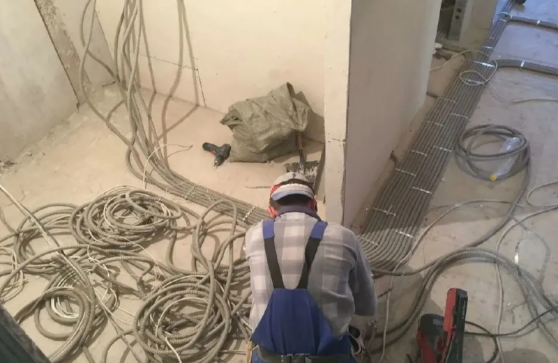 Дмитрий:  Услуги электрика с выездом на дом