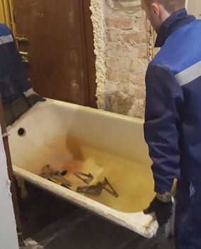Вынос чугунной ванны из квартиры.