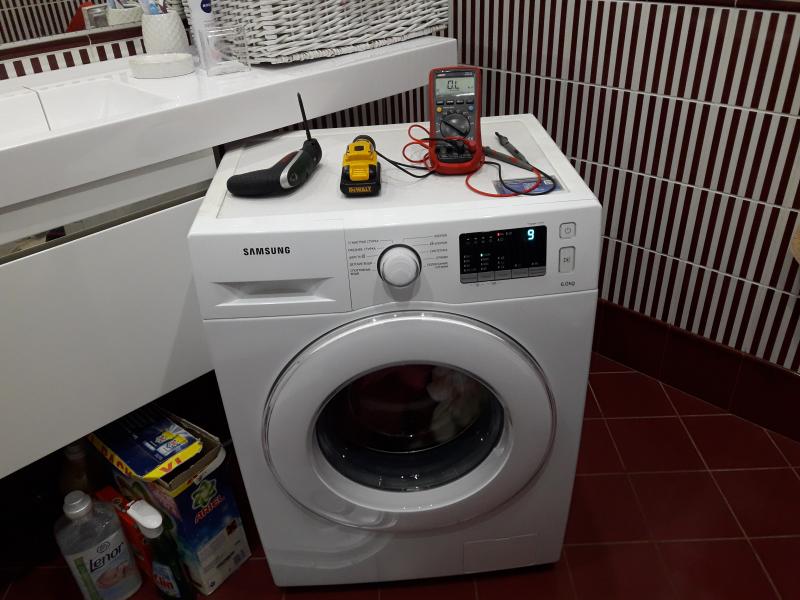 Олег:  Ремонт стиральных машин и холодильников на дому