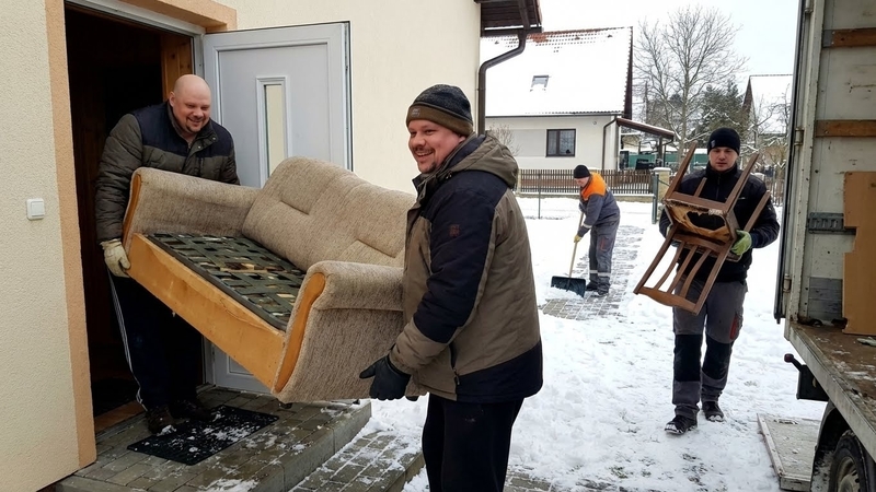 Перевозка мебели. Перевозка мягкой мебели с грузчиками 