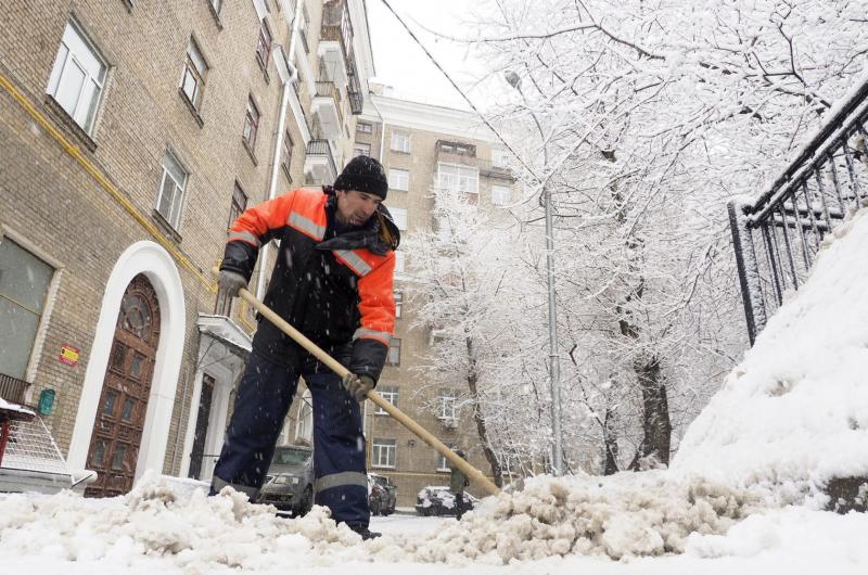 Тимур:  Уборка снега лопатой в Казани