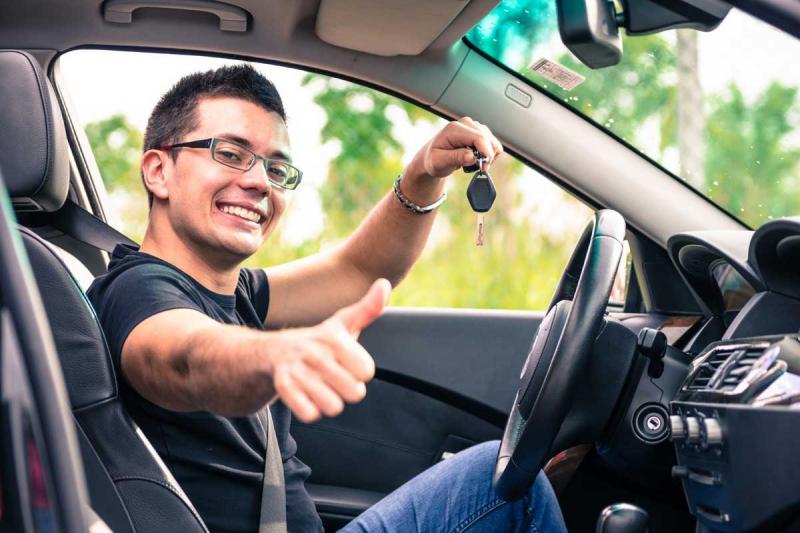 Виктор:  Автоинструктор дает дополнительные уроки вождения права