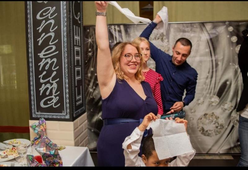 Ведущая - певица, тамада.