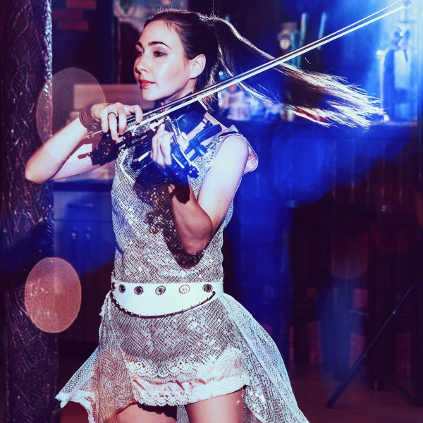 Марина:  Скрипка на свадьбу, скрипачка на праздник 