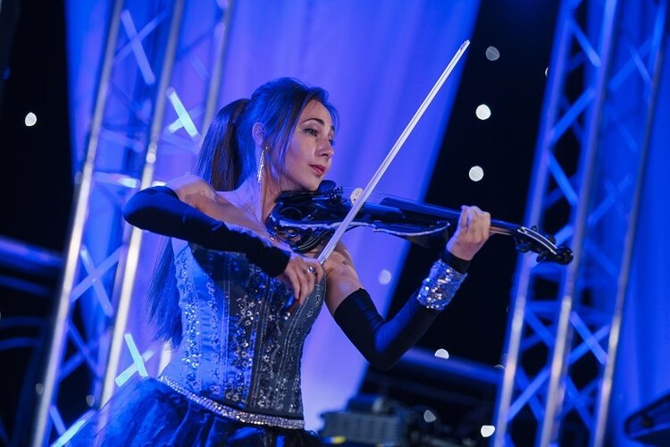 Марина:  Скрипка на свадьбу, скрипачка на праздник 