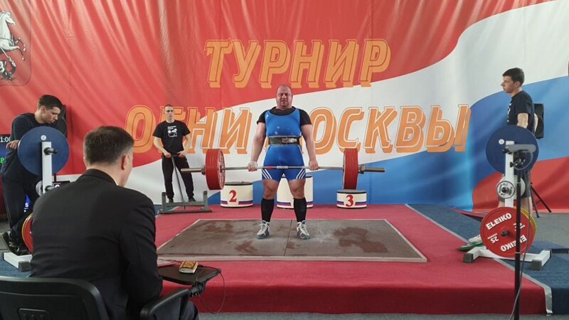 Персональный тренер в тренажерном зале