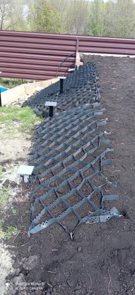 Склон с георешёткой под засыпку чернозема.