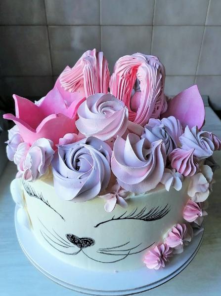 Елена:  торты, цветочные букеты из зефира и другие десерты.