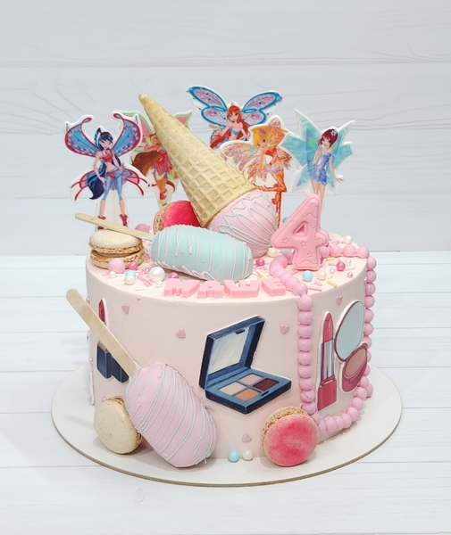 Тортик весом 3.1 кг.
Начинка шоколадная с клубникой, оформление крем чиз, пирожное - состав из смеси сладкой картошки, покрытие шоколадом, фотопечать на сахарной бумаге