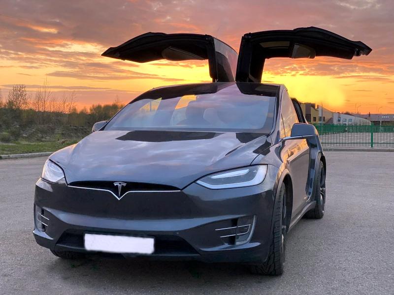 Tesla model, - электромобиль с водителем