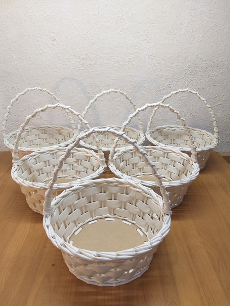 Плетёная корзина для фруктов и подарков
Сделано из бумаги донышко прочное из двп! 
Декоративная корзина для фруктов и подарков.
Размер диаметр 30см, высота 12см. 
В такой корзине вы сможете подарить 4 -5 кг подарков!