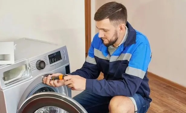 Артем:  Мастер по ремонту стиральных машин в Омске