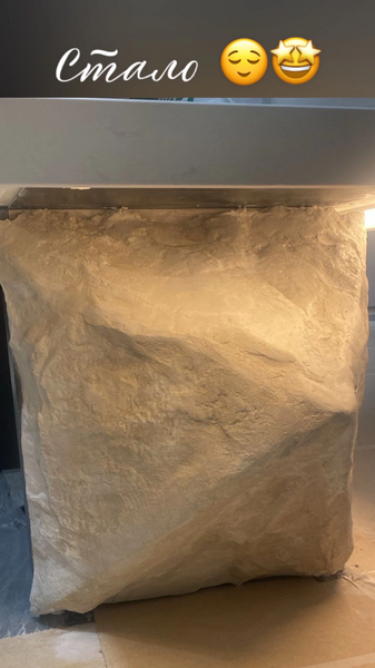 Угол ресепшена из дагестанского мрамора, был восстановлен мною материалом травертин. Угол ресепшена из дагестанского мрамора, был восстановлен мною материалом травертин.