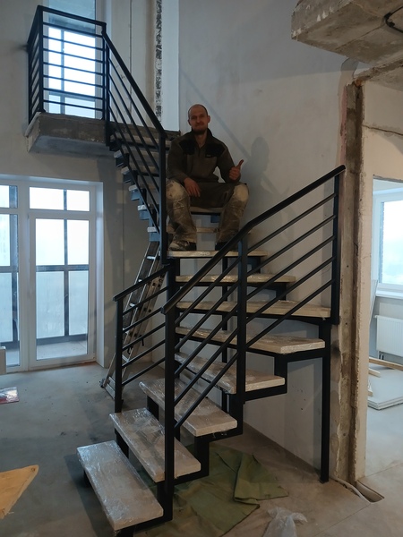 Лестница на металлокаркасе с порошковой покраской со ступенями из лиственницы, с покраской маслом в цвет заказчика. Перила и ограждения в лофт, loft стиле