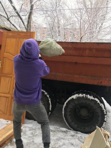 Алексей:  Вывоз мусора, помощь в загрузке грузчики