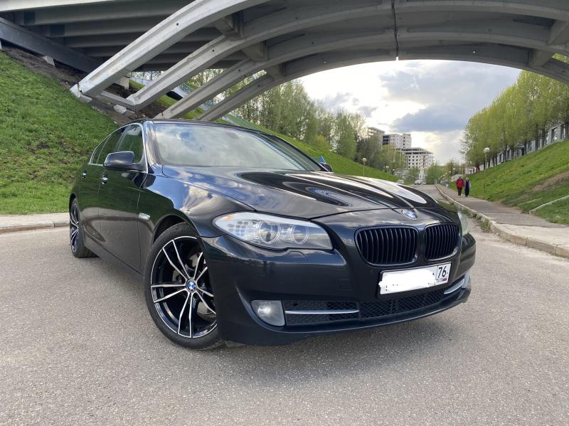 BMW 5er черного цвета