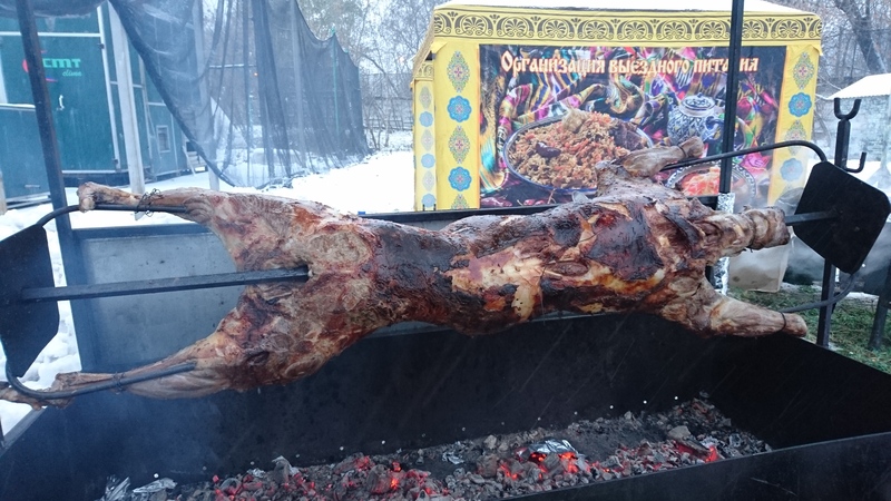 Мясо на вертеле. Кейтеринг мясо в Москве