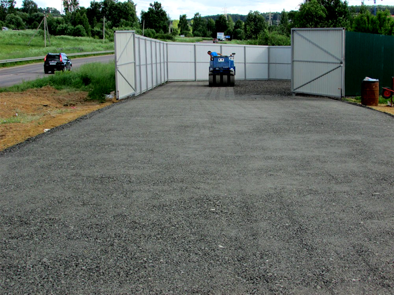 Укладка асфальтовой крошки.