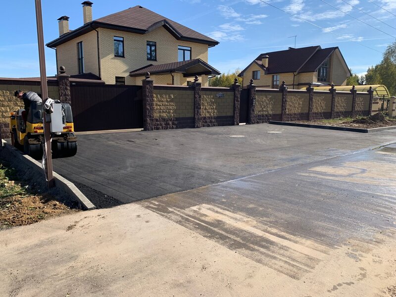 Укладка асфальта во дворе часного дома