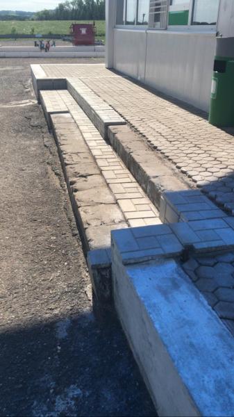 Айрат:   на АЗС Башнефть необходимо выложить тротуарную плитку