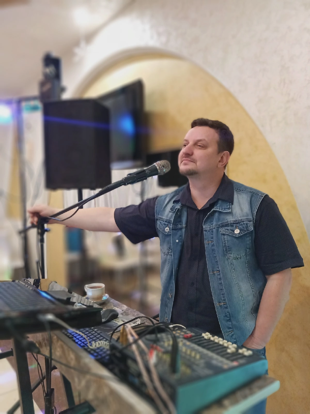 Виталий:  DJ Диджей + живой вокал