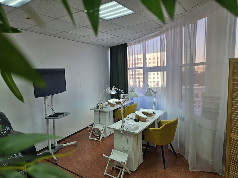 Аренда мастера маникюра,лашмейкера,бровиста