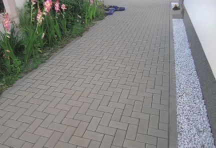 Андраник:  Укладка тротуарная плитки