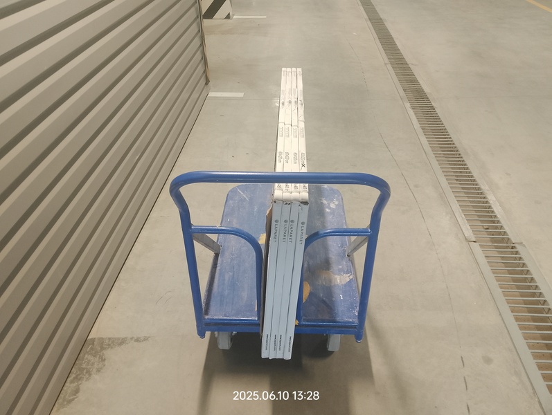 Тележка с керамогранитом. Тележка с керамогранитом.