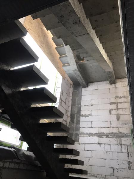 Александр:  Монолитные бетонные лестницы