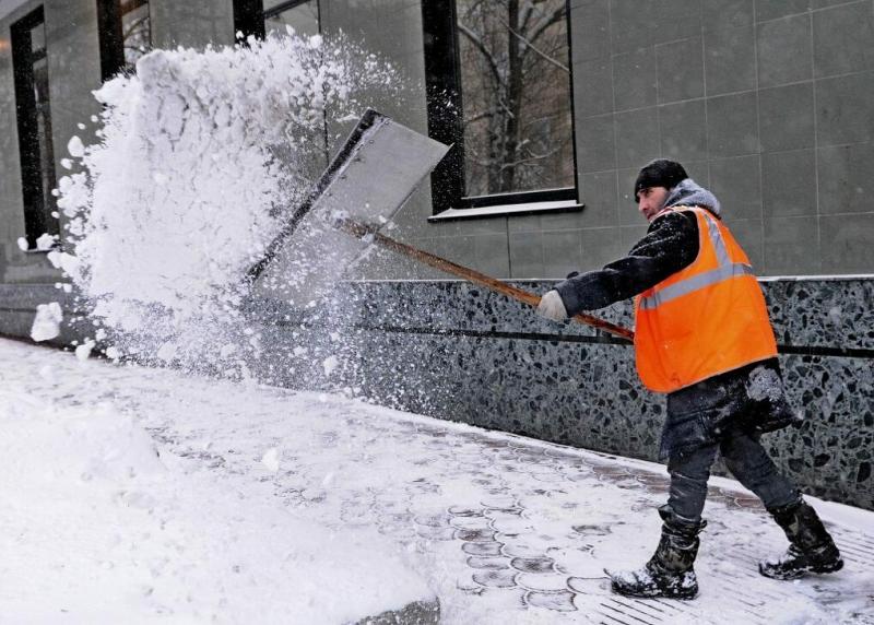 Тимур:  Уборка снега лопатой в Казани