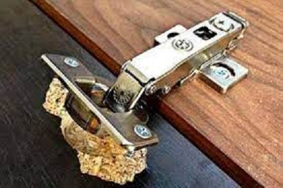 Ремонт дверных петель шкафов