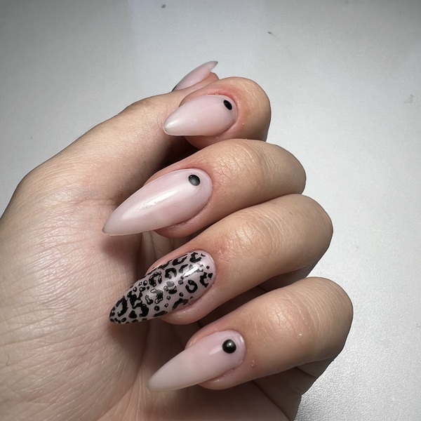 Модель на маникюр 