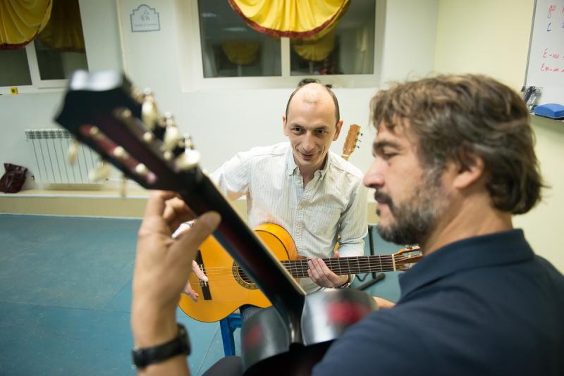 Леонид:  Уроки игры на гитаре для взрослых с ноля