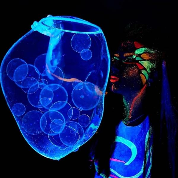 Орнелла:  Шоу гигантских мыльных пузырей 