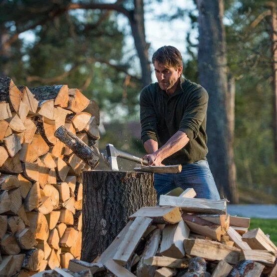 Тимур:  Колка дров колуном в Казани